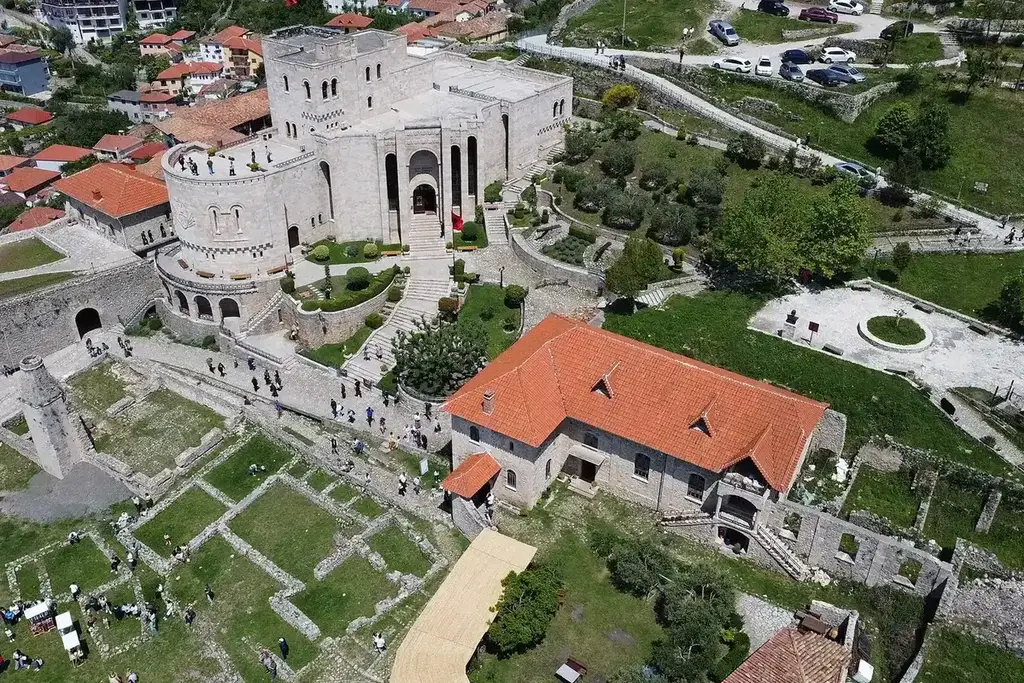 Vue panoramique de la citadelle de Krujë surplombant les collines verdoyantes