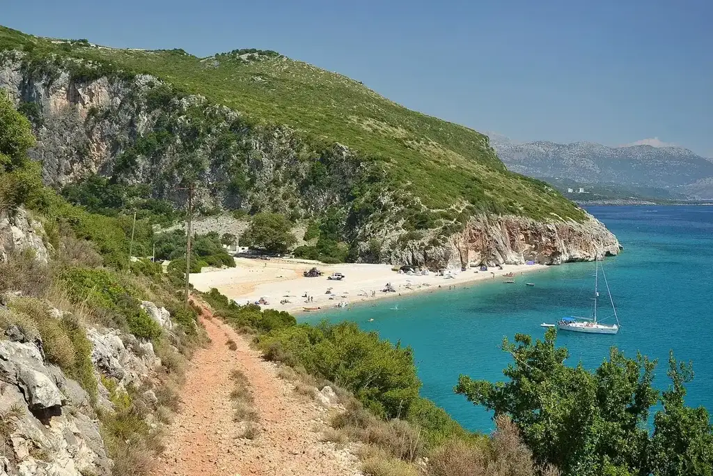 Retraités sur une terrasse fleurie face à la mer Ionienne, avec un café turc sur la table
