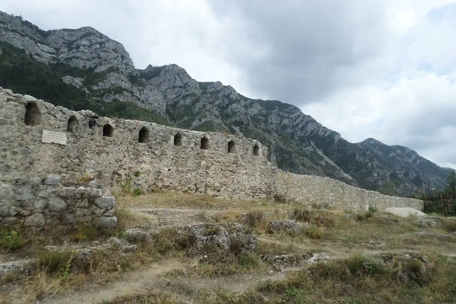 Salle du musée national Skanderbeg avec armures, armes anciennes et maquettes de batailles