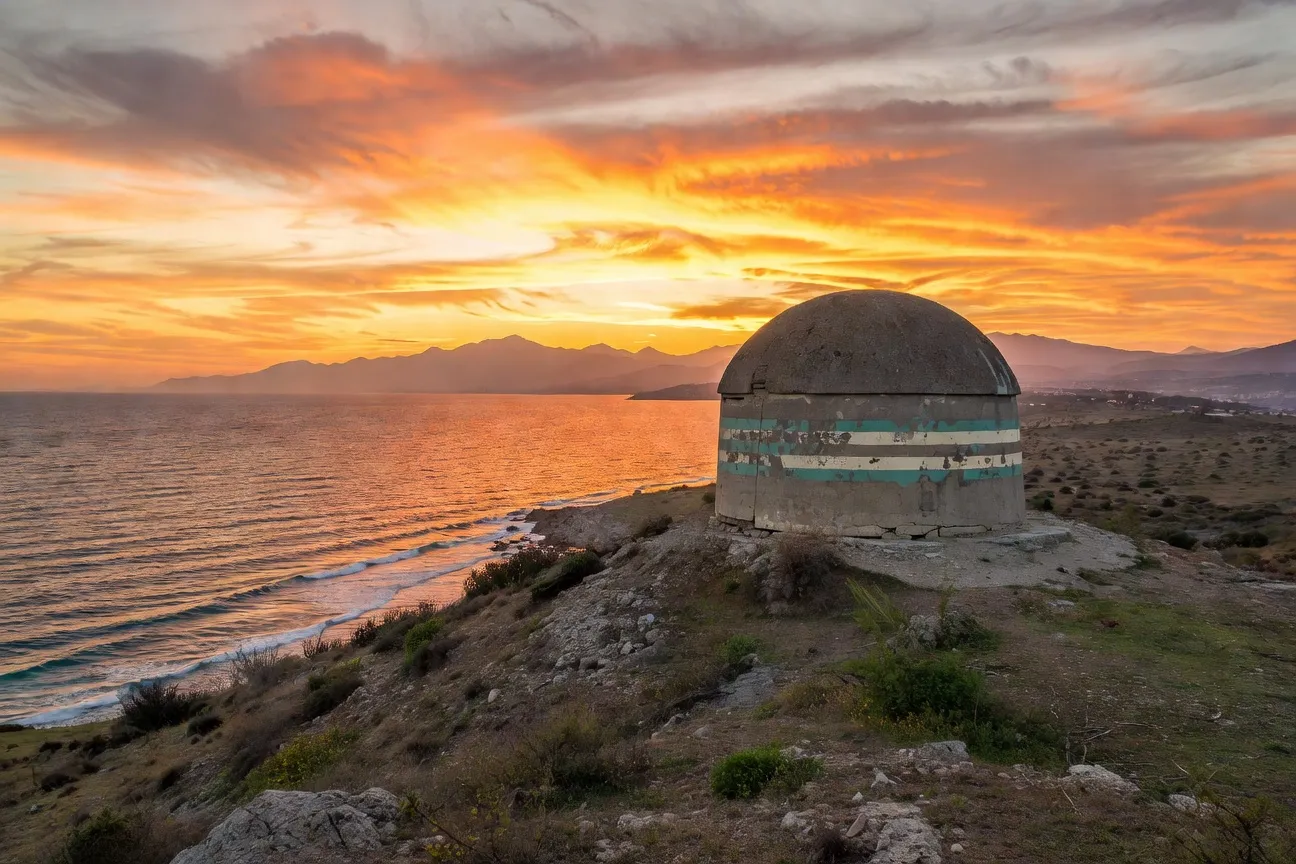 Bunker d'Enver Hoxha en beton sur la cote albanaise pres de Vlora